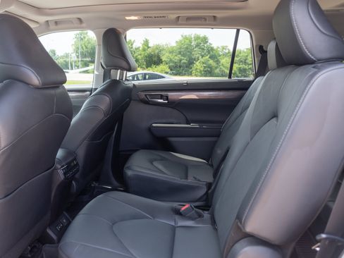 Used 2024 Toyota Highlander Platinum AWD/4WD image 21