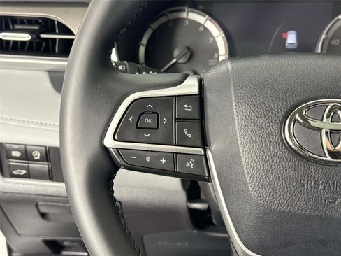 Certified 2023 Toyota Highlander XLE image 18