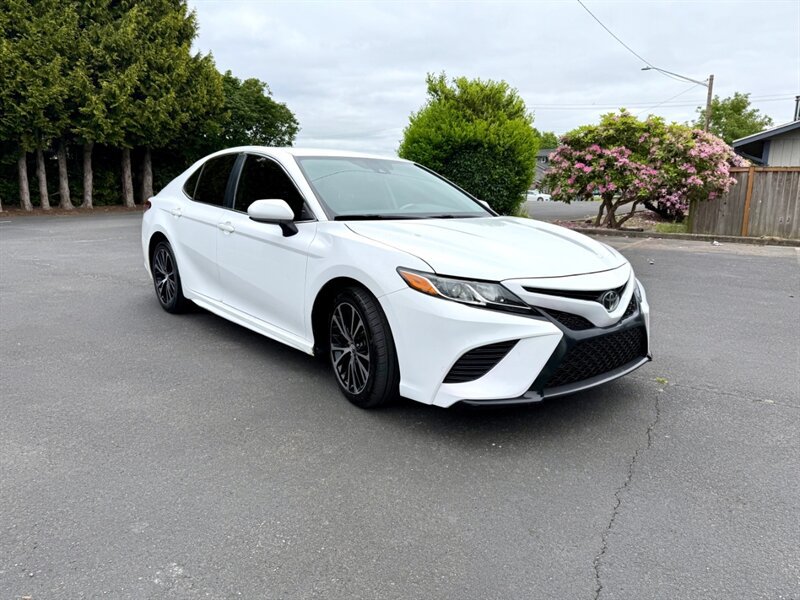 Used 2019 Toyota Camry SE FWD image 2