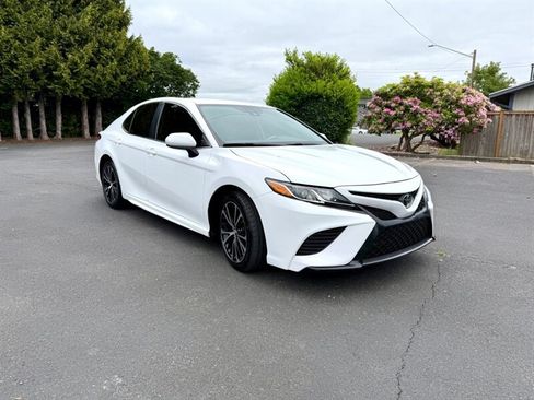 Used 2019 Toyota Camry SE FWD image 2