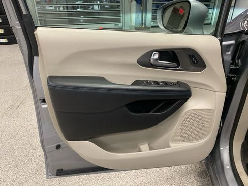 Used 2021 Chrysler Pacifica Touring-L image 30