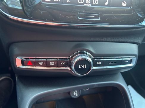 Certified 2025 Volvo XC40 B5 Plus image 27