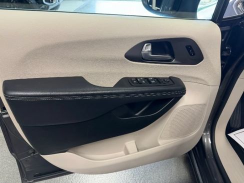 Used 2023 Chrysler Pacifica Touring-L FWD image 10