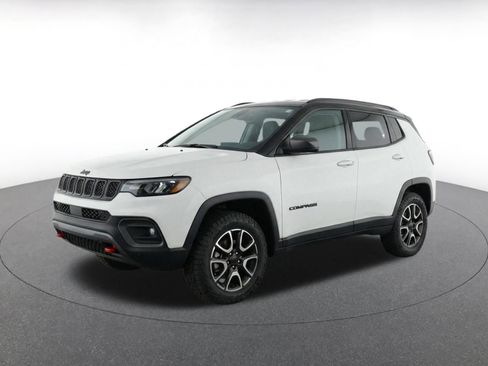 Used 2025 Jeep Compass Trailhawk AWD/4WD image 3