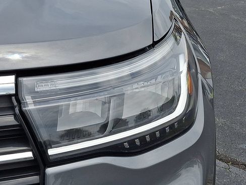 Used 2025 Ford Explorer Active AWD/4WD image 9