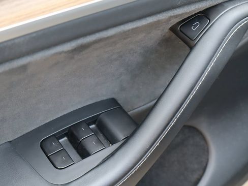 Used 2025 Tesla Model Y Long Range RWD image 18