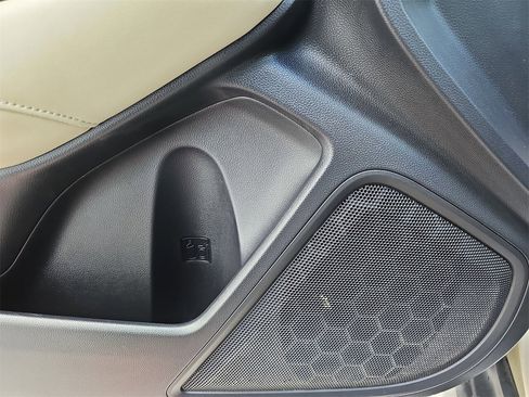 Used 2020 Subaru Outback Premium image 29