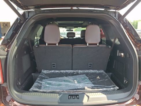 Used 2020 Ford Explorer Platinum w/ Premium Technology Package AWD/4WD image 32