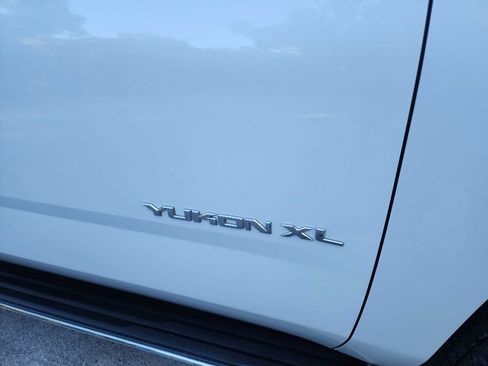 Used 2017 GMC Yukon XL SLT w/ Open Road Package image 14