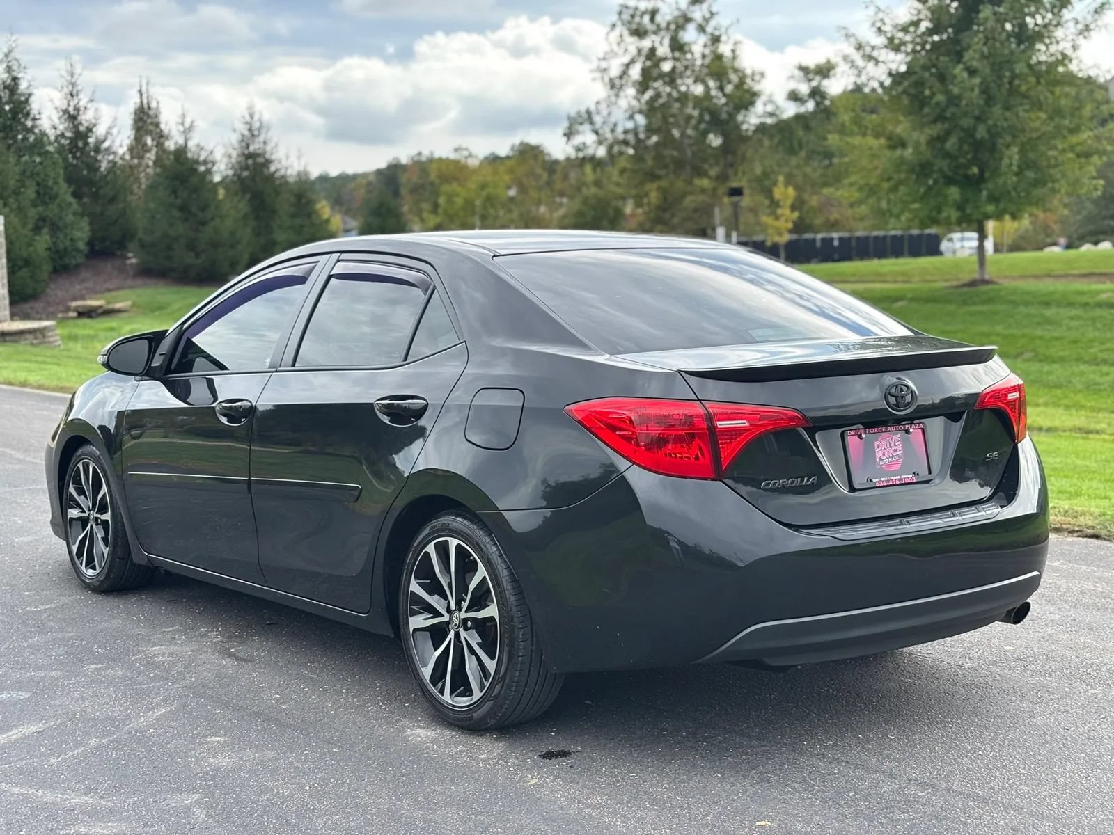 Used 2017 Toyota Corolla SE w/ Carpet Mat Package (TMS) FWD image 7