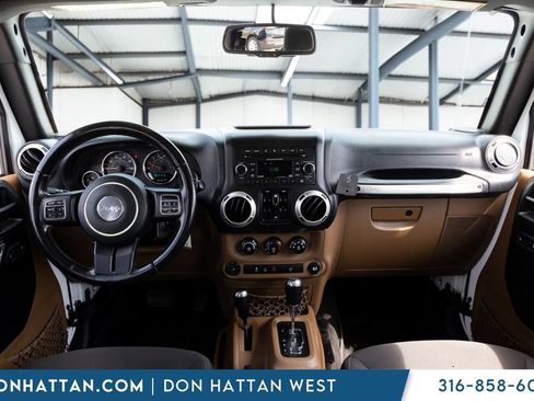 Used 2017 Jeep Wrangler Unlimited Sahara w/ Connectivity Group AWD/4WD image 4