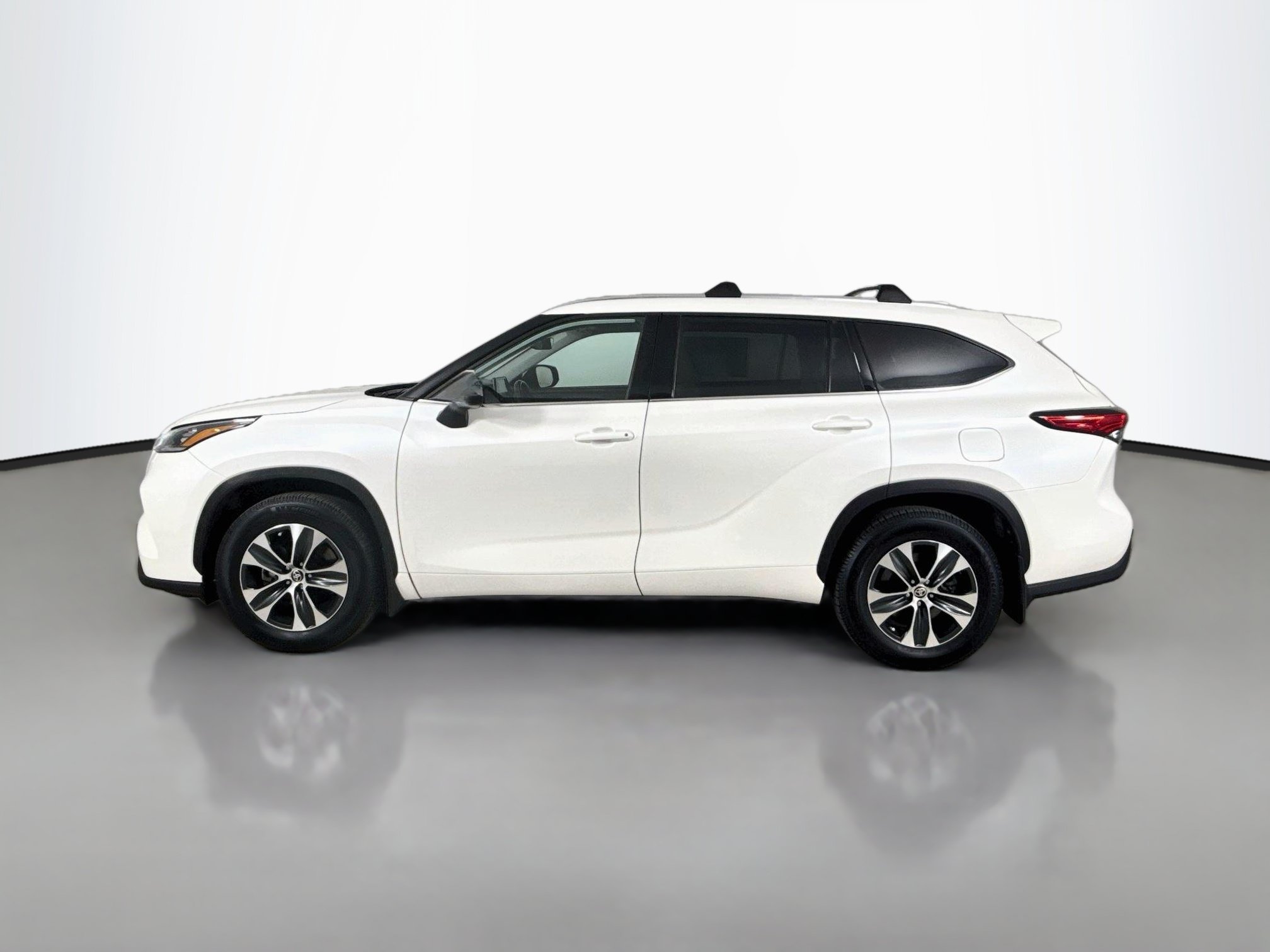 Used 2021 Toyota Highlander XLE AWD/4WD image 4