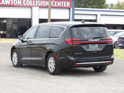 Used 2024 Chrysler Pacifica Touring-L FWD image 8