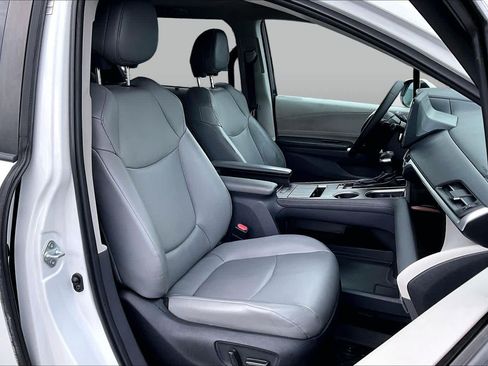 Used 2022 Toyota Sienna XLE w/ XLE Plus Package FWD image 8