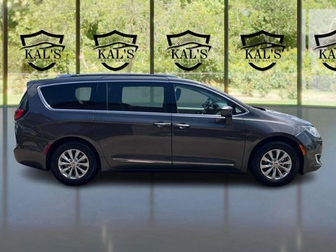 Used 2019 Chrysler Pacifica Touring-L FWD image 4