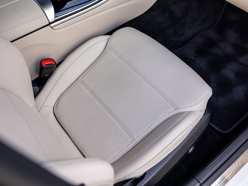 Used 2025 Mercedes-Benz C 300 4MATIC Sedan image 32