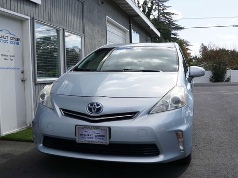 Used 2014 Toyota Prius V Three image 2