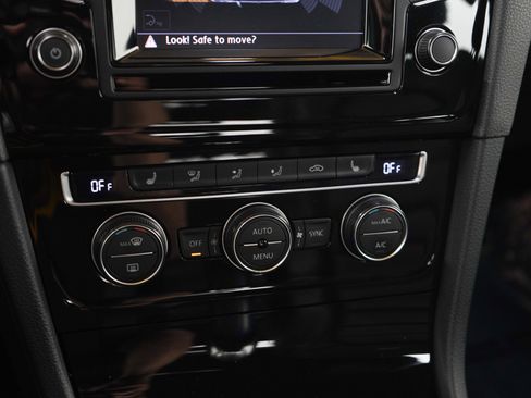 Used 2015 Volkswagen Golf R 4-Door image 22