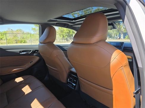 Used 2022 Toyota Avalon Limited image 12