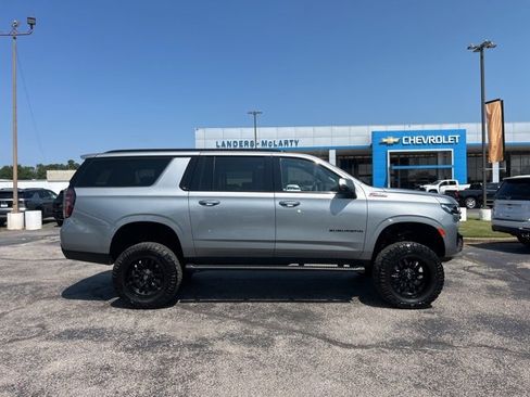 Used 2023 Chevrolet Suburban Z71 w/ Luxury Package image 2
