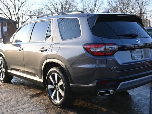 Used 2025 Honda Pilot Touring image 7