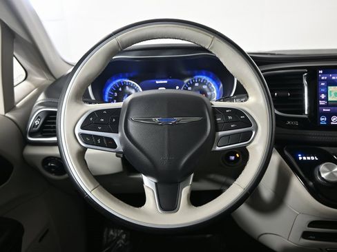 Used 2020 Chrysler Pacifica Limited image 40