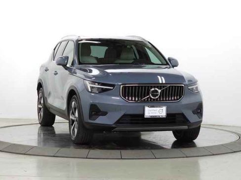 Used 2023 Volvo XC40 B5 Plus w/ Protection Package Premier image 1