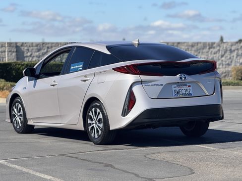 Used 2021 Toyota Prius Prime XLE image 4