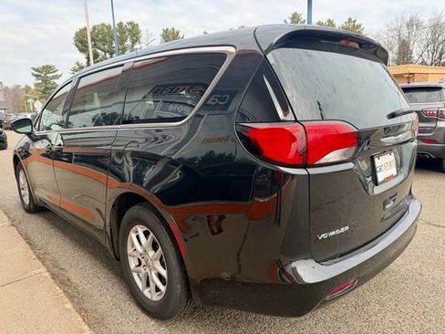 Used 2023 Chrysler Voyager LX FWD image 5