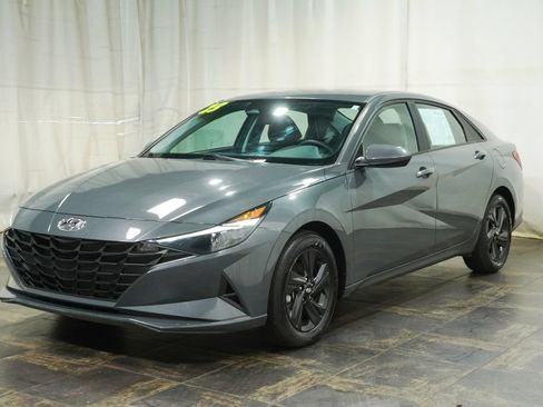 Used 2023 Hyundai Elantra SEL w/ Preferred Accessory Package FWD image 2