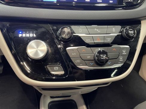 Used 2023 Chrysler Voyager LX FWD image 17
