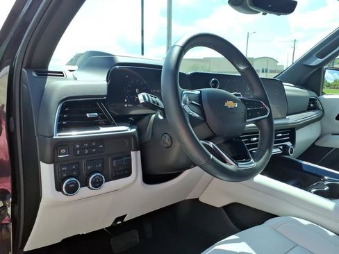 Used 2025 Chevrolet Suburban Premier AWD/4WD image 14