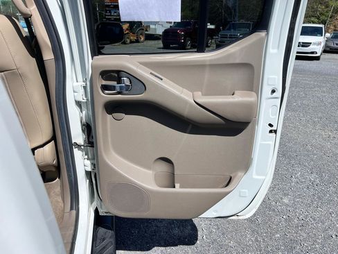 Used 2014 Nissan Frontier SL w/ SL Moonroof Package AWD/4WD image 25