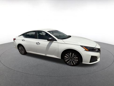 Used 2025 Nissan Altima 2.5 SV FWD image 2