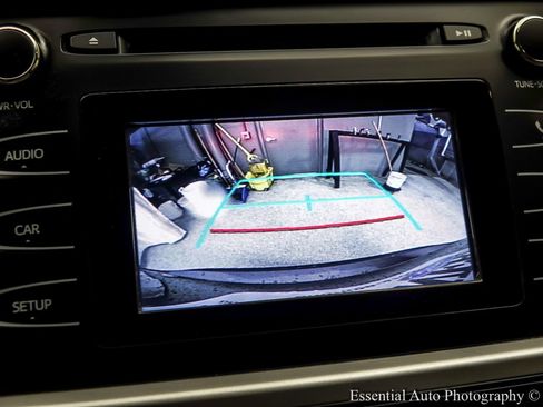 Used 2019 Toyota Highlander LE AWD/4WD image 16