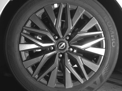 Used 2025 Nissan Altima 2.5 SV FWD image 12
