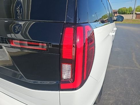 Used 2025 Ford Expedition Platinum w/ Driver's Package AWD/4WD image 6