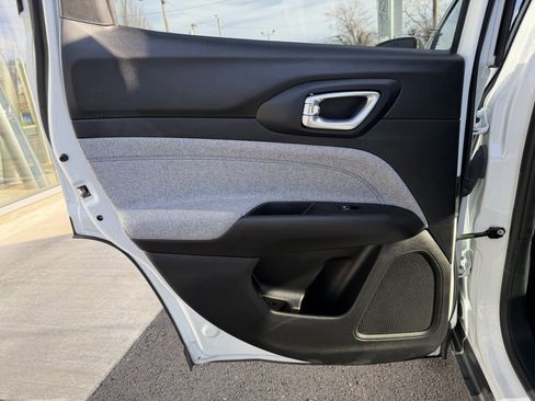 Used 2024 Jeep Compass Latitude image 27