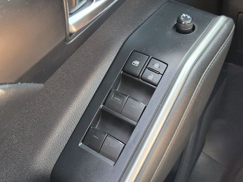 Used 2022 Toyota Highlander XLE AWD/4WD image 25