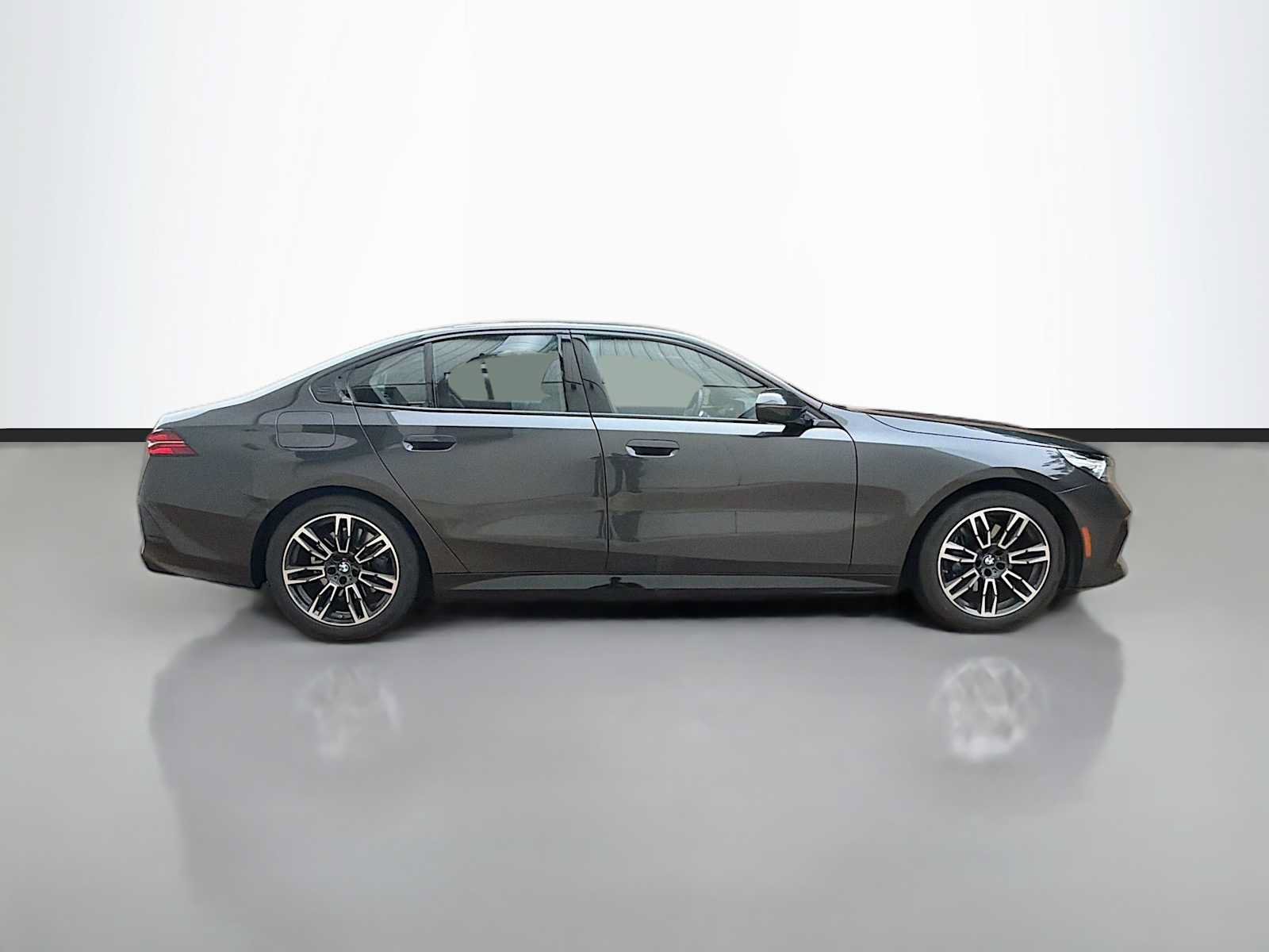 Used 2026 BMW 530i xDrive w/ M Sport Package AWD/4WD image 7