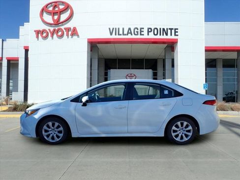 Used 2023 Toyota Corolla LE image 2