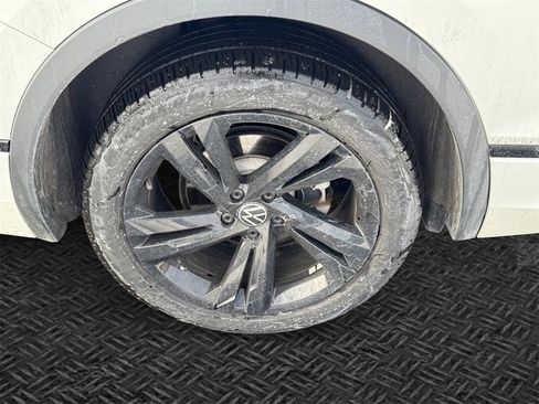 Used 2024 Volkswagen Tiguan SE R-Line image 12