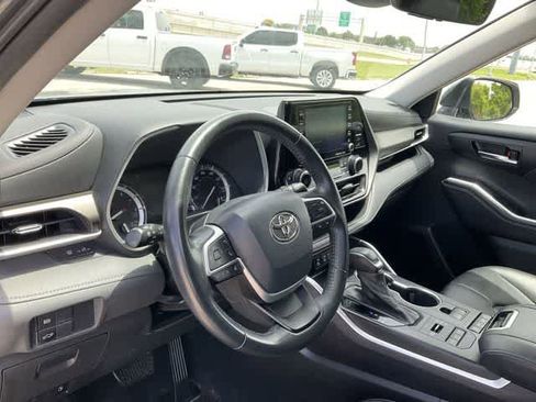 Used 2022 Toyota Highlander XLE AWD/4WD image 10