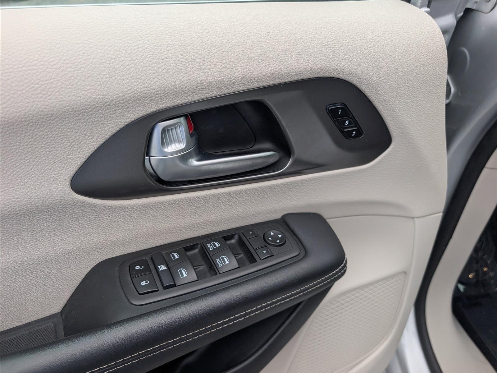 Used 2024 Chrysler Pacifica Touring-L FWD image 22