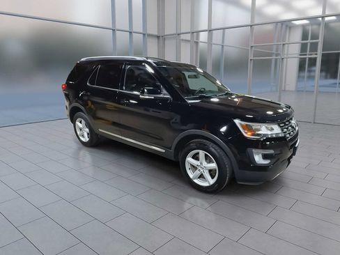 Used 2016 Ford Explorer XLT w/ Equipment Group 202A AWD/4WD image 2