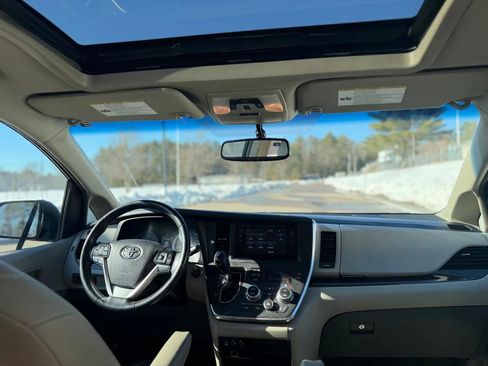 Used 2017 Toyota Sienna XLE image 12