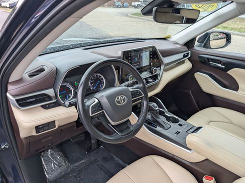 Used 2022 Toyota Highlander XLE image 17