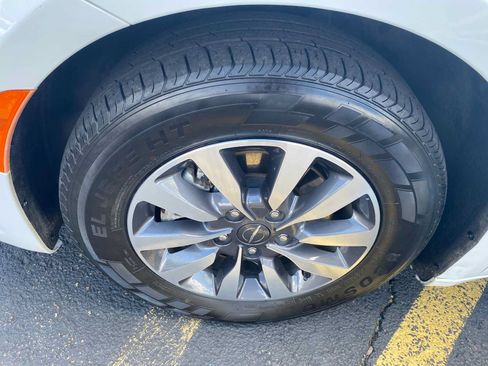 Used 2022 Chrysler Pacifica Touring-L FWD image 43