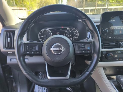 Used 2025 Nissan Pathfinder SL image 11