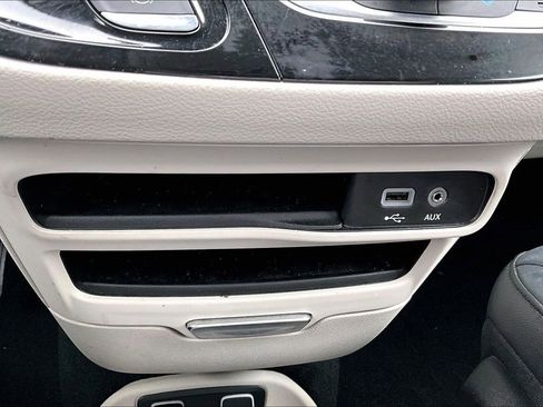 Used 2019 Chrysler Pacifica Touring-L image 19